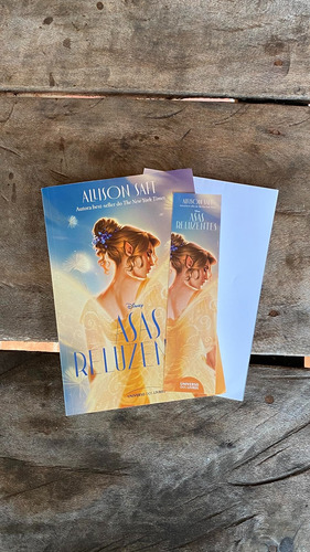 Asas Reluzentes - Edição Com Brinde - Disney - Livro - Capa Brochura - 1a Edição - Acompanha 1 Pôster + 1 Marca Página - Novo