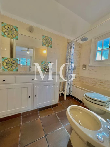 Venta Casa Zona Golf 5 Dormitorios + Dep.servicio, Parrillero, Piscina