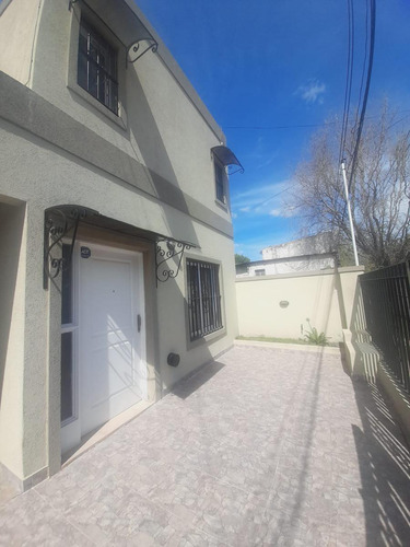 Casa En Venta - 2 Dormitorios 2 Baños - 85mts2 - Lobos