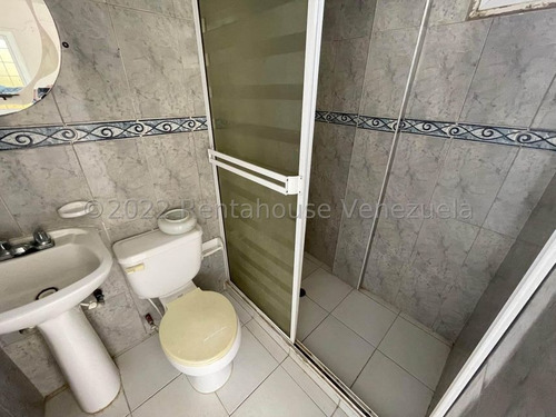 Imagen 7 de 10 de Si Buscas Alquiler Residencial Te Presentamos Esta Linda Y Espaciosa Casa. 04120656408 Mls-22-20736