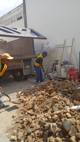 Servicio De Bote De Escombros Con Camiones Volteos Y Npr 350