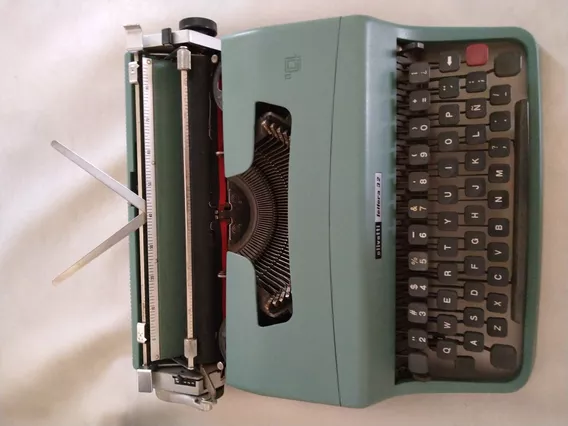 Máquina De Escribir Olivetti Lettera 32