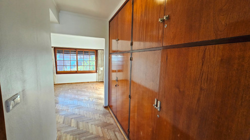 En Venta Chalet De 4 Ambientes Con Dependencia . Barrio San Carlos.