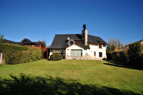 Chalet En Impecable Estado De Conservación. Bajada Directa A Hermosas Playas Del Nahuel Huapi A Pasos De Distancia.