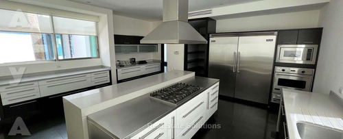 Casa En Venta, 5 Recamaras, Frente Laguna, Jacuzzi, Piscina, Isla Dorada Cancun.