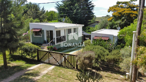 Casas En Venta En Playa Hermosa, Piriápolis. 2 Propiedades En Un Padrón. Cercada Perimetralmente.