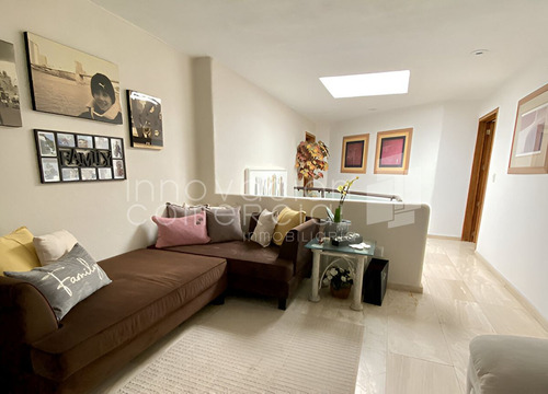 Casa En Venta En Jacarandas Qro, Con 4 Habitaciones
