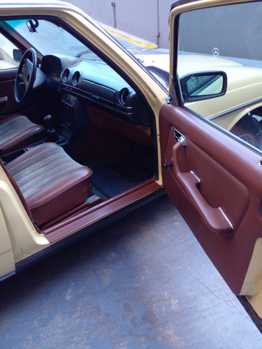 Mercedes Benz 300d. Full