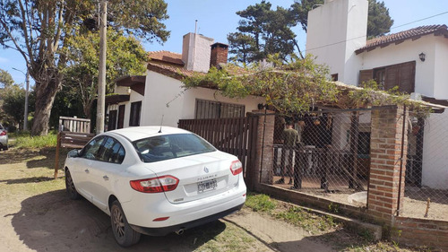 Casa En Venta - 4 Dormitorios 2 Baños - Cochera - 182mts2 - Villa Gesell