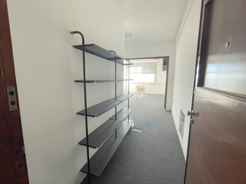 Imagen 2 de 8 de Venta De Oficina En Ciudad Vieja.