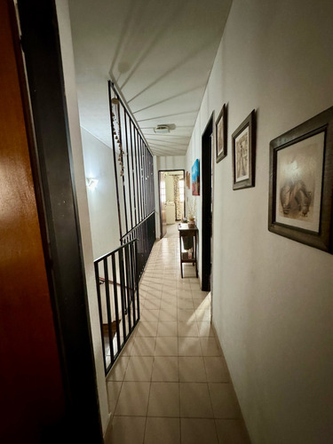 Duplex En Excelente Estado Sobre Calle Medina, Caseros Centro