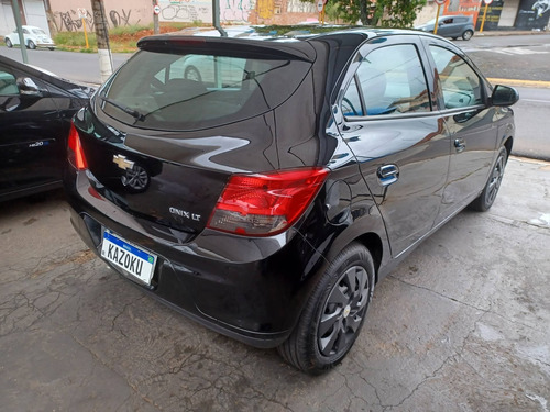 Imagem 5 de 8 de Chevrolet Onix 1.4 Mpfi Lt 8v Flex 4p Manual