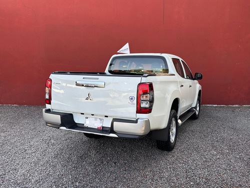 Mitsubishi L200 2.4 Cabina Doble 4x2 Mt