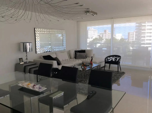 Venta  De Moderno Departamento De Tres Dormitorios Más Dependencia A Pasos De Playa Brava