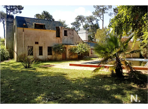 Vendo Casa 5 Dormitorios Con Piscina, Primeras Paradas Playa Mansa A 300 M Del Mar, Punta Del Este.