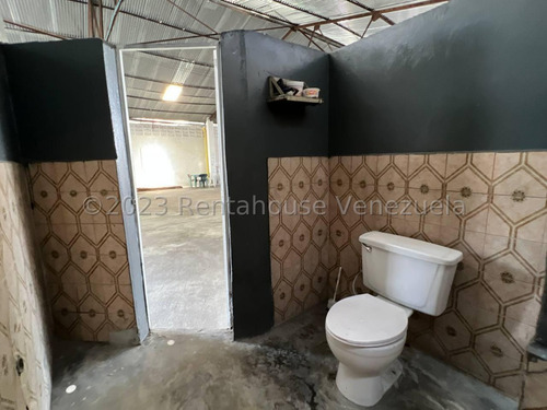 Galpón Comercial En Venta En Centro Barquisimeto Lara. Código 24-6659 Excelente Oportunidad Al Mejor Precio Negociable!!!. Comunicate Conmigo! Gracias. Pregunta Sin Compromiso Kv #