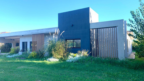 Casa En Venta En Barrio Cerrado Arroyo Dulce, Luján.