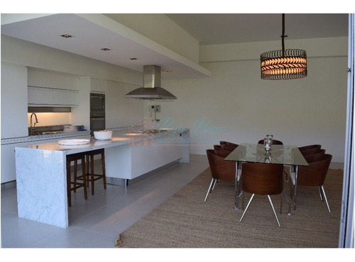 Apartamento En Brava, 3 Dormitorios *- Ref: 2566