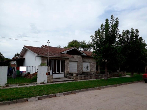 Casa En Venta - 3 Dormitorios 2 Baños 4 Cocheras - 600mts2 - Mechongue