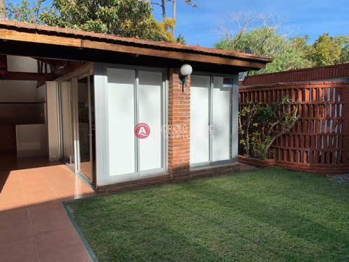 Casa Muy Iluminada Y Excelente Construccion- Ref: 6773