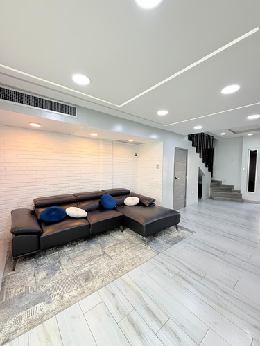 Lujoso Town House/ C.r Costanera Village, Nueva Barcelona