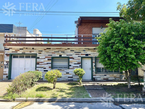 Imagen 1 de 24 de Venta De Casa 5 Ambientes Con Cochera En Wilde (25897)