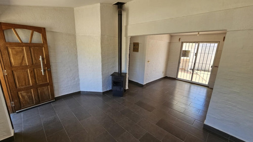 Ml Propiedades Alquila, Excelente Casa ,estilo Chalet Clásico De Dos Aguas, 2 Dormitorios, Jardín, Fondito, Calefactor Alto Rendimiento, A Pasos De Giannattasio.