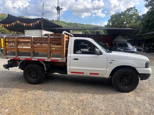 Ford F22 2.2 Estacas, Capacidad De Carga 1t