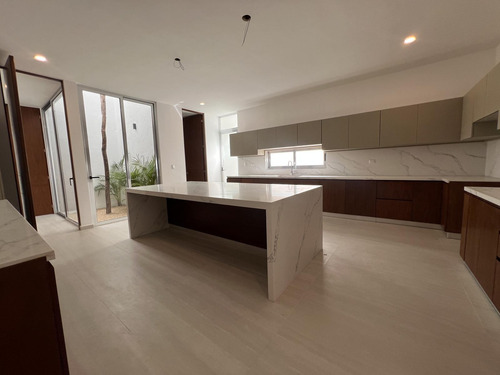 Casa En Venta Merida, Privada, De 659 Mt De Construccion.