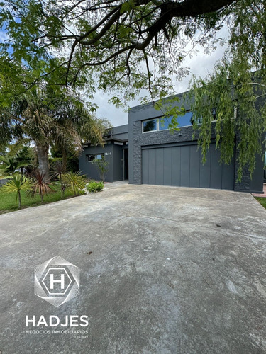 Casa En Venta, Nuevo Quilmes Moderna Con Piscina A La Laguna