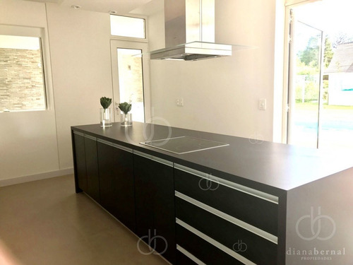 Imagen 22 de 26 de Casa En Mansa,barrio Privado, Punta Del Este, 4 Dormitorios Y Piscina Climatizada.