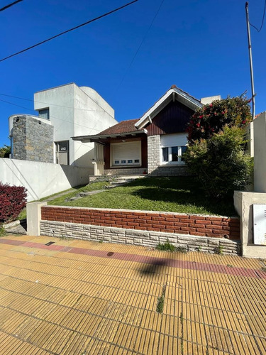 Venta De Casa En Monseñor De Andrea Al 200 .