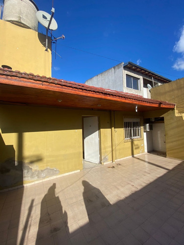 Imagen 15 de 17 de En Venta Casa 3 Amb Con Gge P/ 2 Autos, Amplio Fondo Libre, Terraza Y Local En Lanus (136)