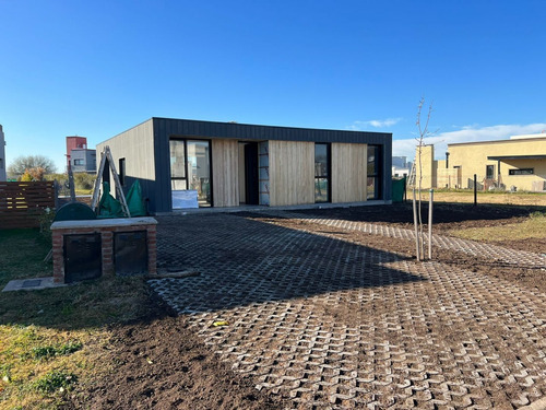 Imagen 2 de 18 de Casa En Venta En San Ramiro - Pilar Del Este