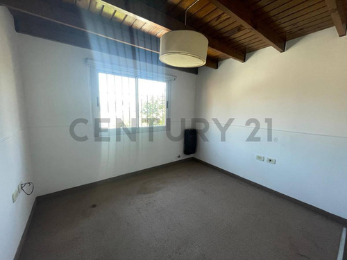 Venta Casa Tipo Duplex 3 Ambientes Ituzaingo Norte Con Entrepiso En Tercer Piso