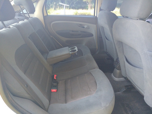 Fiat Linea 2013 1.8 16v Essence Flex Dualogic 4p
