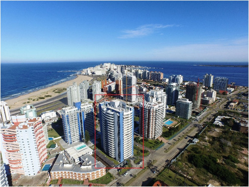 Venta De Apartamento En Punta Del Este, A Poca Distancia De La Brava Y La Mansa