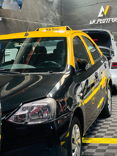 Ploteo Taxi Techo Parantes Y Logo 