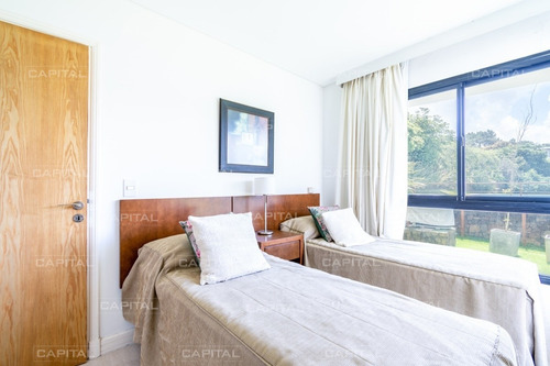 Moderno Apartamento En Alquiler De Tres Dormitorios En Primera Linea, Playa Brava- Ref: 30122