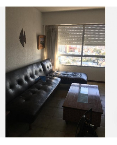 Apartamento En Peninsula De 1 Dormitorio Con Vista A La Ciudad Y Al Puerto.- Ref: 2652