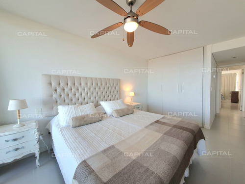 Imagen 8 de 19 de Venta Departamento Primera Línea Dos Dormitorios Y Dependencia De Servicio En Playa Mansa Punta Del Este - Punta Del Este Mansa