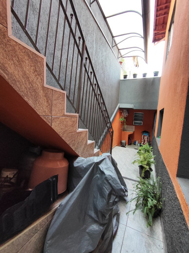 Casa Com Excelente Localização De Mercados, Posto De Saúde E Outras Facilidades