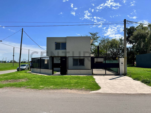 Venta | Casa 2 Dormitorios + Comodin. Fisherton, Rosario.