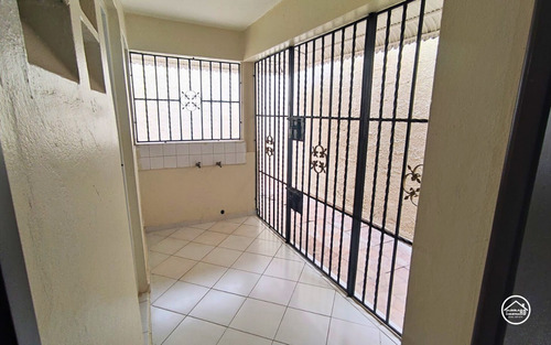 Casa Familiar De 4 Habitaciones, Próxima A La Sirena De San Isidro