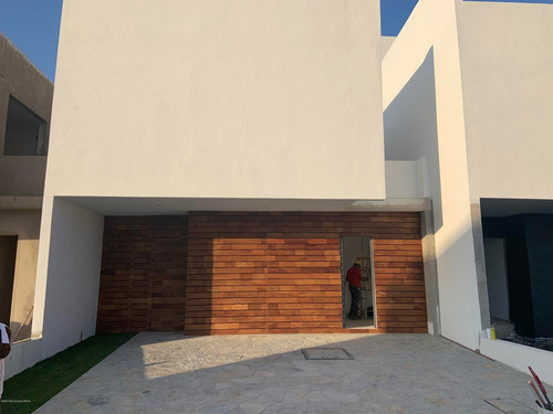 Casa Con Increíble Diseño En Cerrada, Dentro De Altos Juriquilla