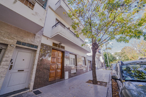 Departamento De 2 Ambientes Con Balcón Al Frente En 1er Piso Por Escalera. Luminoso!