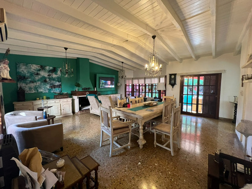 Amplia Vivienda Con Excelentes Comodidades Proxima Al Centro De La Ciudad