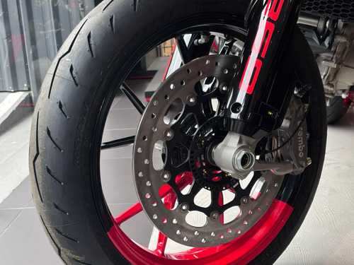 Hypermotard 821