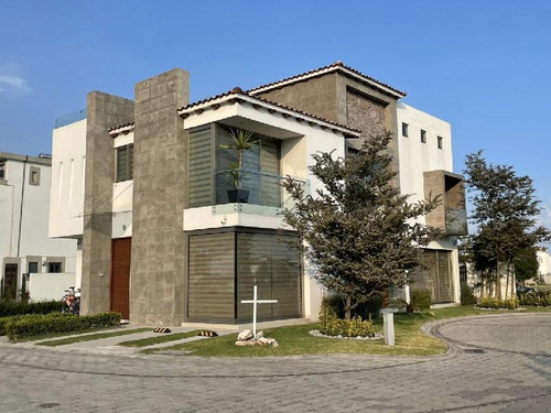 Moderna Residencia Con Escalinata Expuesta En Condado Del Valle, Con Fácil Acceso A Cdmx