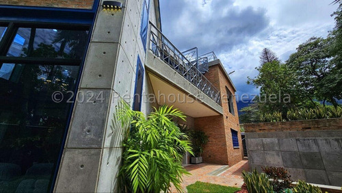 En Venta Impresionante Casa Ubicada En La Urbanización La Floresta 24-27529